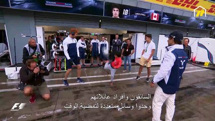 سائقو الفورمولا يمارسون كرة القدم وألعاب الفيديو في مشهد لا يتكرر كثيرا