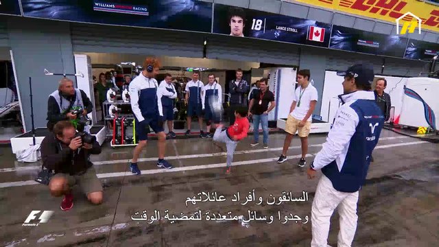 سائقو الفورمولا يمارسون كرة القدم وألعاب الفيديو في مشهد لا يتكرر كثيرا