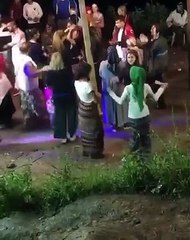 Sarhoş adam yukarıdan yuvarlandı.