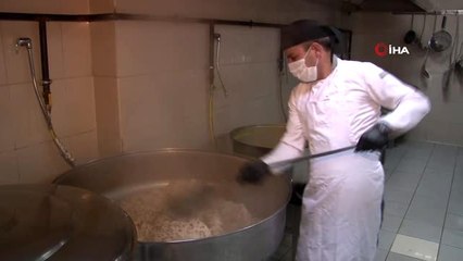 Ataşehir'de 65 yaş üstü vatandaşlara ve ihtiyaç sahiplerine yemek dağıtılıyor