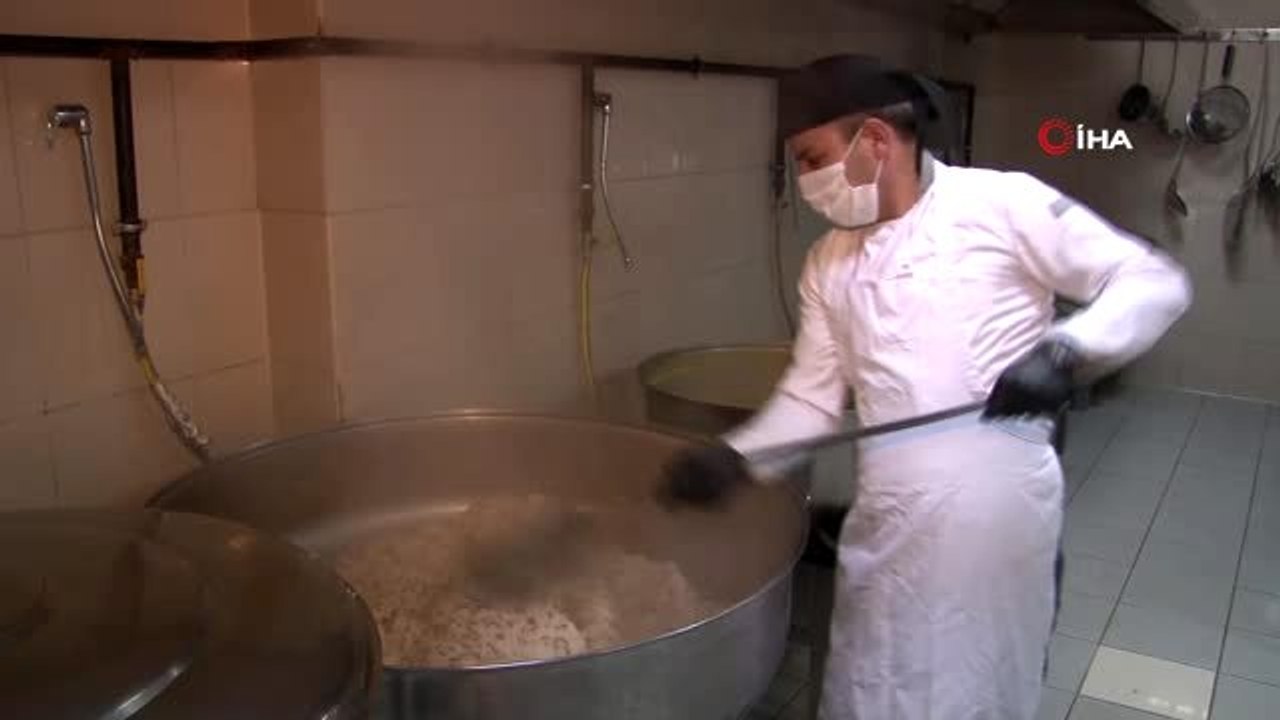 Ataşehir'de 65 yaş üstü vatandaşlara ve ihtiyaç sahiplerine yemek dağıtılıyor