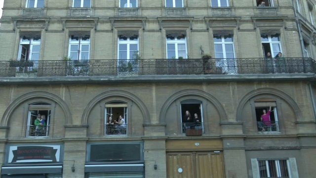 À Toulouse, les habitants chantent Les Champs-Elysées aux fenêtres lors d'un karaoké improvisé