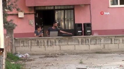 Sokağa çıkma yasağı gelince balkonlarda 'erik dalı' ile göbek attılar