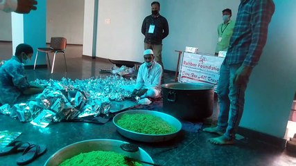 शामली: लाॅकडाउन में भूखे लोगों को प्रतिदिन खाना खिला रही हैं सामाजिक संस्थाएं