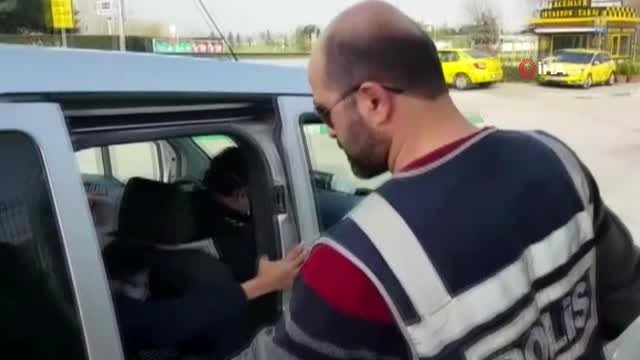 Hastaneye giden anne kız yolda kalınca imdadına polis yetişti