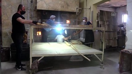 Sırtına yüklediği kasayla mani söyleyerek ekmek satıyor - MUĞLA