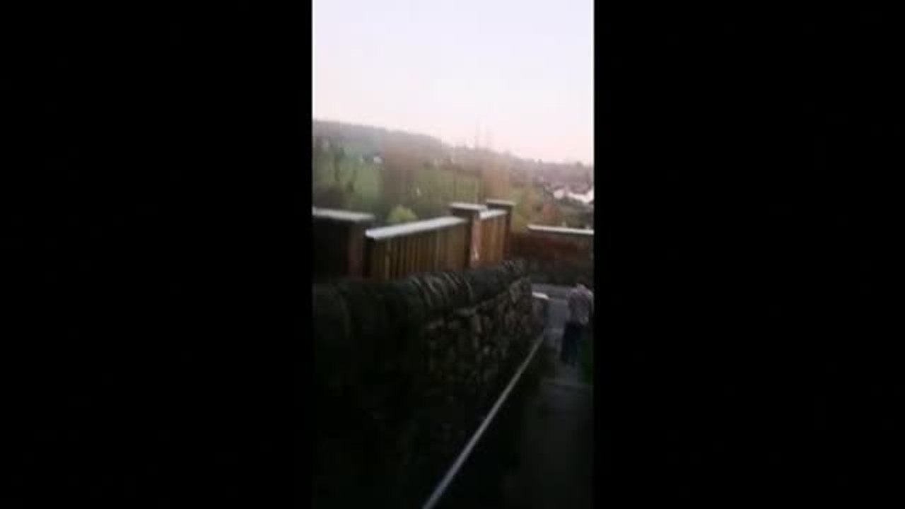 Los vecinos de la localidad inglesa de Belper luchan con mugidos contra el coronavirus