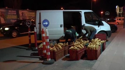 Gölbaşı Belediyesi, evlerinde kalan vatandaşlara ekmek götürdü