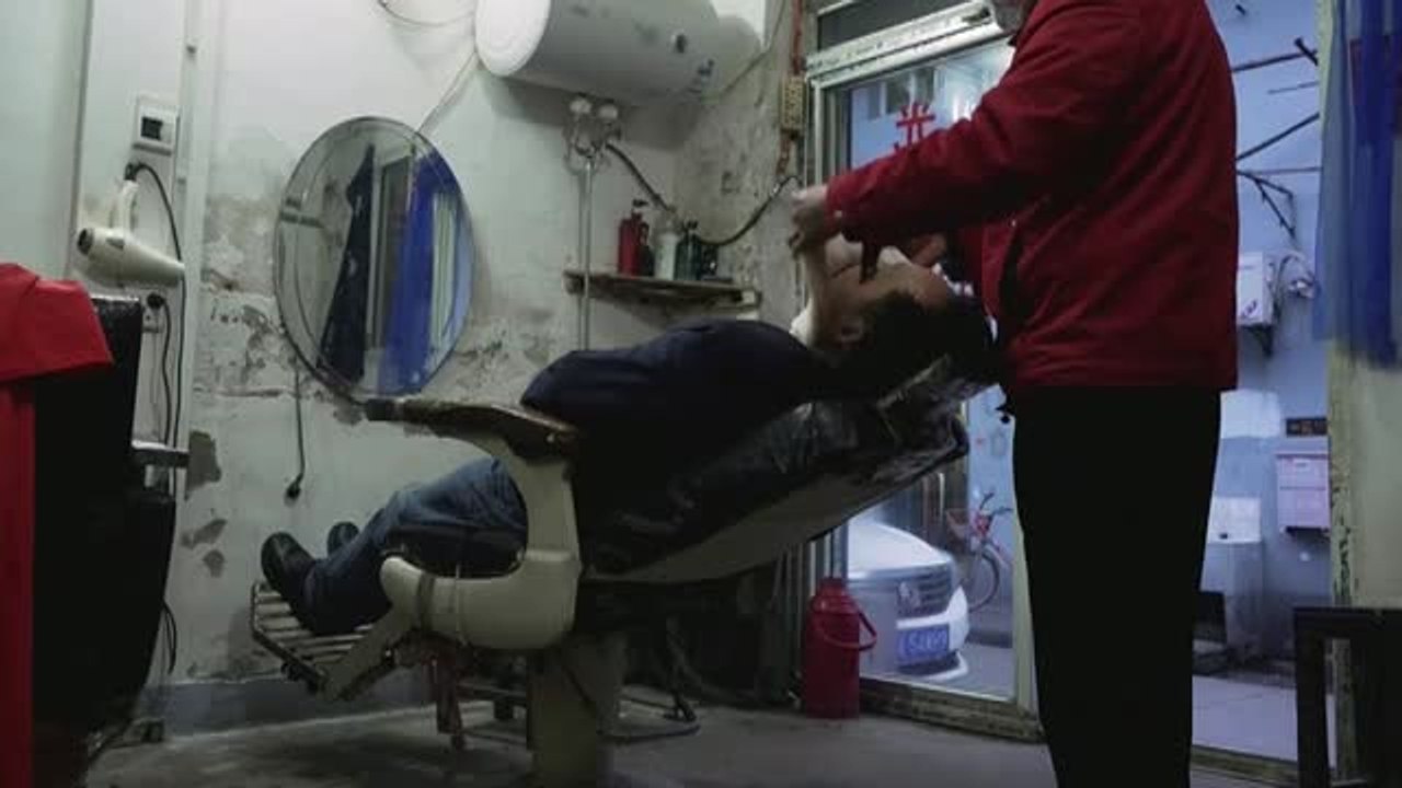 Un peluquero de Wuhan crea su propia mascarilla para atender a sus clientes
