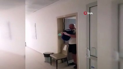 Karantinadaki Türk işçiden sağlıkçılara tulumlu mini konser