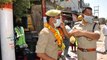 शामली: पुलिसकर्मियों व सफाई कर्मियों को फूल माला पहनाकर की पुष्प वर्षा