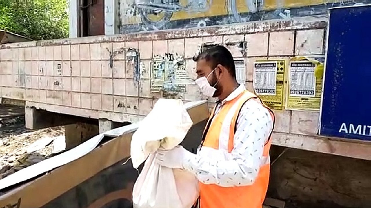 टोटल लोकडाउन में व्यापारी कर रहे होम डिलीवरी