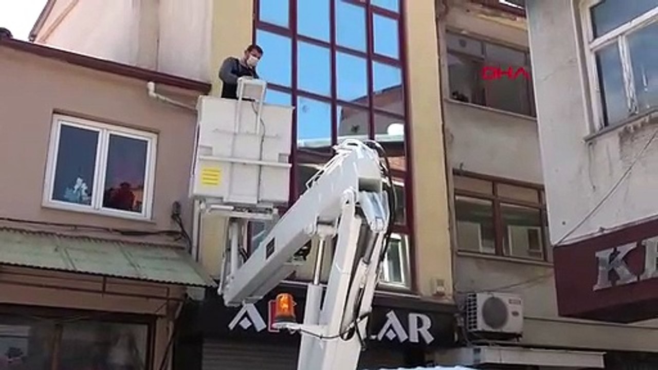 KONYA 2'nci katın penceresinde mahsur kalan kedi, itfaiye ekipleri tarafından kurtarıldı