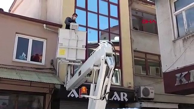 KONYA 2'nci katın penceresinde mahsur kalan kedi, itfaiye ekipleri tarafından kurtarıldı