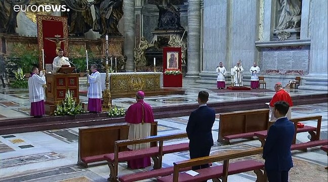 Pâques : le pape délivre sa bénédiction urbi et orbi dans une cathédrale Saint-Pierre quasi vide