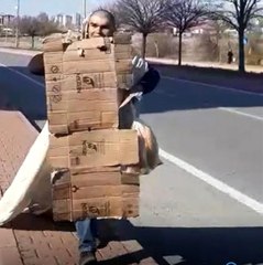 Polise yakalanmamak için karton ve çarşafla gizlendi