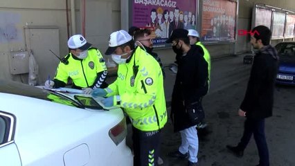 İSTANBUL'DA TRAFİK DENETİMİ SOKAĞA ÇIKMA YASAĞININ İKİNCİ GÜNÜNDE DE SÜRÜYOR