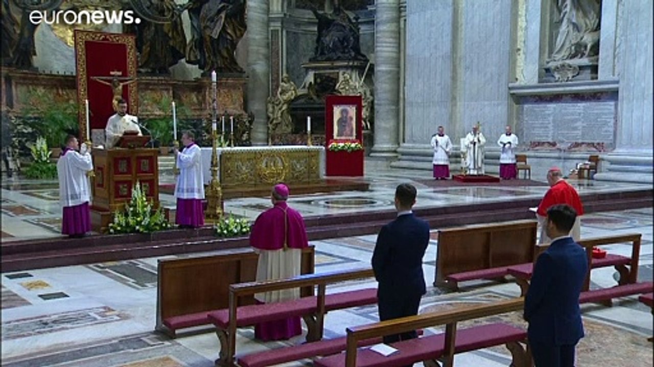 Pâques : le pape délivre sa bénédiction urbi et orbi dans une cathédrale Saint-Pierre quasi vide