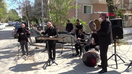 EDİRNE Roman müzisyenlerde sokakta 9 8'lik moral konseri