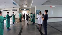 Siirt'te koronavirüsü yenen hastalar alkışlarla taburcu edildi