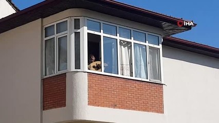 - 74'lük deden mahalleliye balkonda Türk Sanat Müziği serenatı