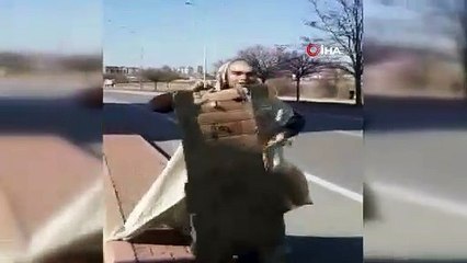 Koronavirüs | Yasağa rağmen sokağa çıkan kişi, polise yakalanmamak için karton ve çarşafla gizlendi