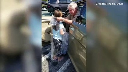 Avô embrulha neta em plástico para poder abraçar o pai polícia