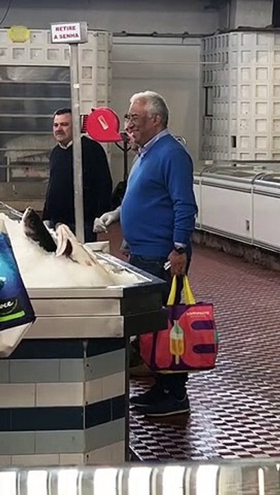 António Costa apanhado em mercado de Lisboa só com uma luva e sem máscara