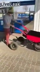 Brouette & scooter ! Il a ajouté un moteur !