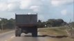 Ce cochon saute d'un camion en pleine route !