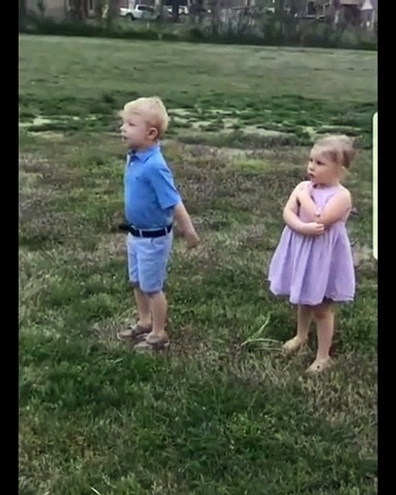 Ce lapin de Pâques fait peur aux enfants LOL
