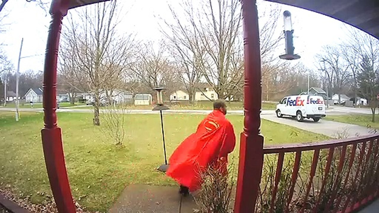 Ce livreur FedEx porte la cape de Superman pour ses livraisons !