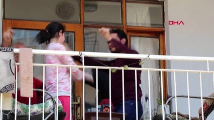 Balkonundan müzik yayını yaparak komşularını oynattı