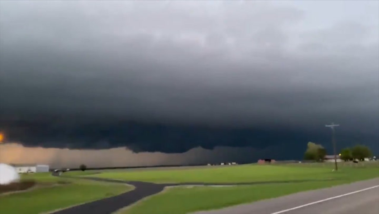 Shelf cloud looms over the horizon - video Dailymotion
