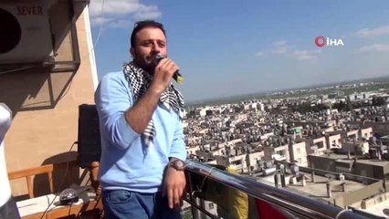 Şanlıurfalı esnaf balkonundan, mahallesine konser verdi