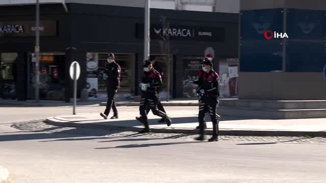 Polis ve bekçiler şehirdeki güvercinleri elleriyle besledi
