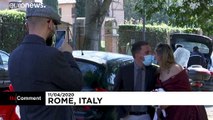 بوسه عشق و ازدواج در روزهای کرونایی و قرنطینه رم ایتالیا