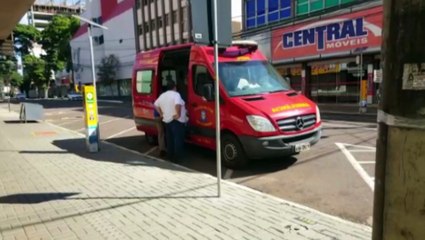 Mulher é socorrida na Rua Castro Alves, região central da cidade