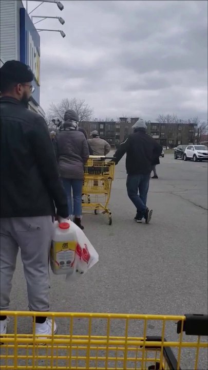 Coronavirus: Bataille entre clients dans la file d'attente pour entré dans le Maxi de Pointe-aux-Trembles