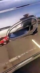 Ce qu'il découvre dans la poignée de sa voiture fait froid dans le dos