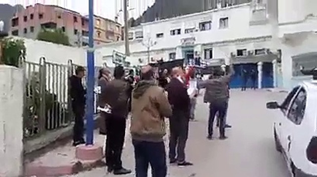 Kherrata : la population rend hommage aux personnels soignants de l’hôpital