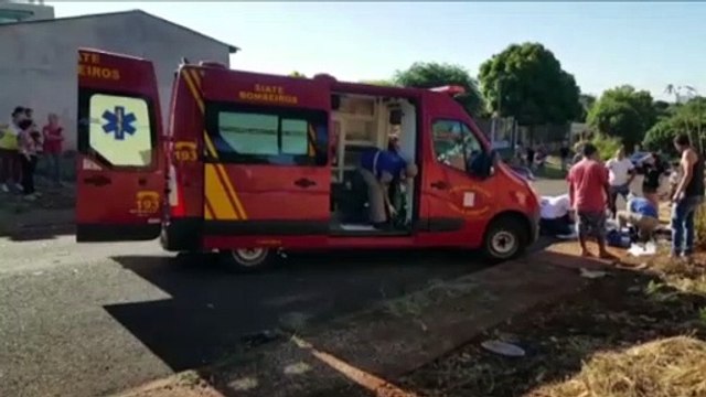 Carro atinge muro e motociclista fica gravemente ferido em acidente no Santa Cruz