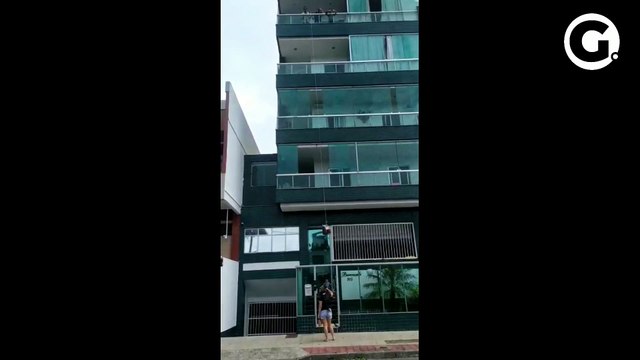 Avós entregam ovo de Páscoa a neto por rapel