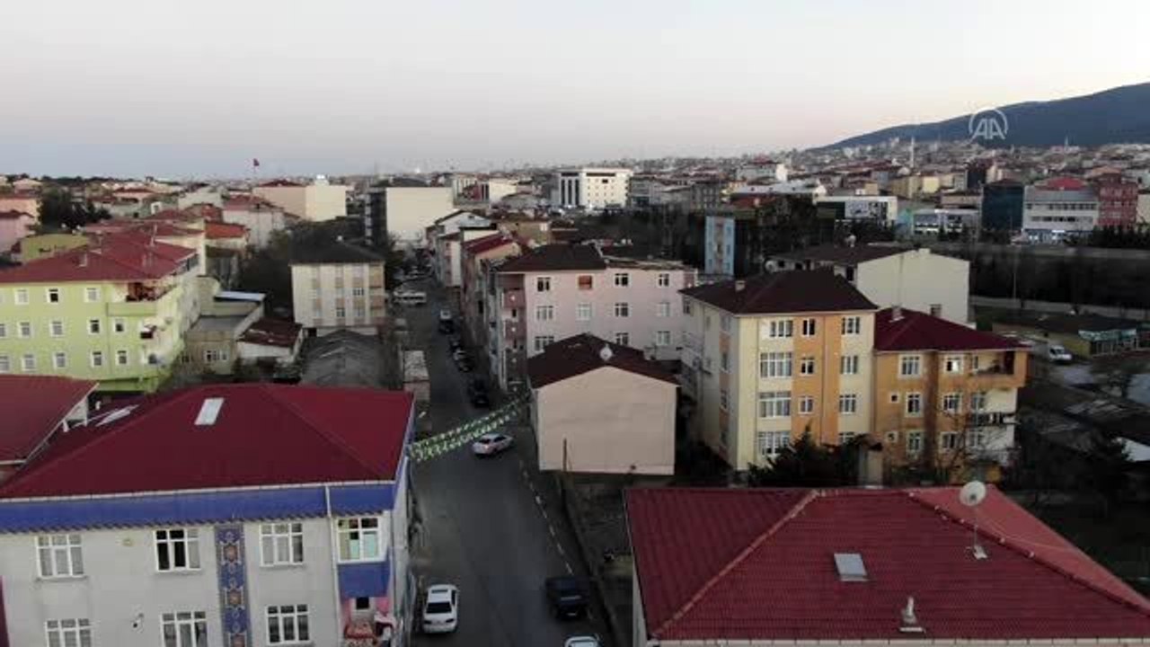 Polis çatıda oturan gençleri drone ile uyardı