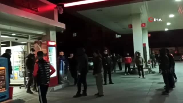 Yasak sona erdi, vatandaşlar benzin istasyonu marketine gitti