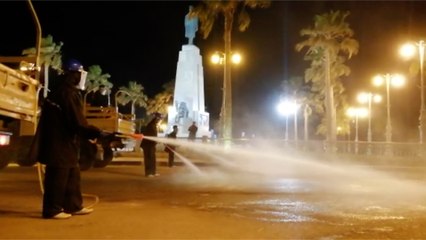 على نغمات "يا حبيبتي يا مصر".. رجال الجيش في شوارع الإسكندرية لتعقيمها