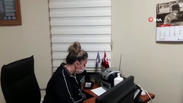 Balkonlara çıkan vatandaşlar hep bir ağızdan şarkı söyledi