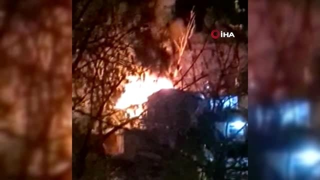 Şişli'de iki katlı ahşap bina alev alev yandı