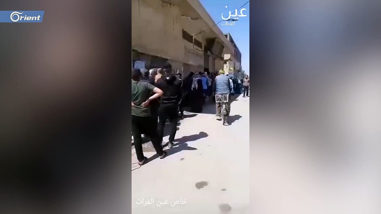 تجمع أهالي مدينة دير الزور أمام مركز لتوزيع مواد غذائية دون اتخاذ إجراءات الوقائية من كورونا