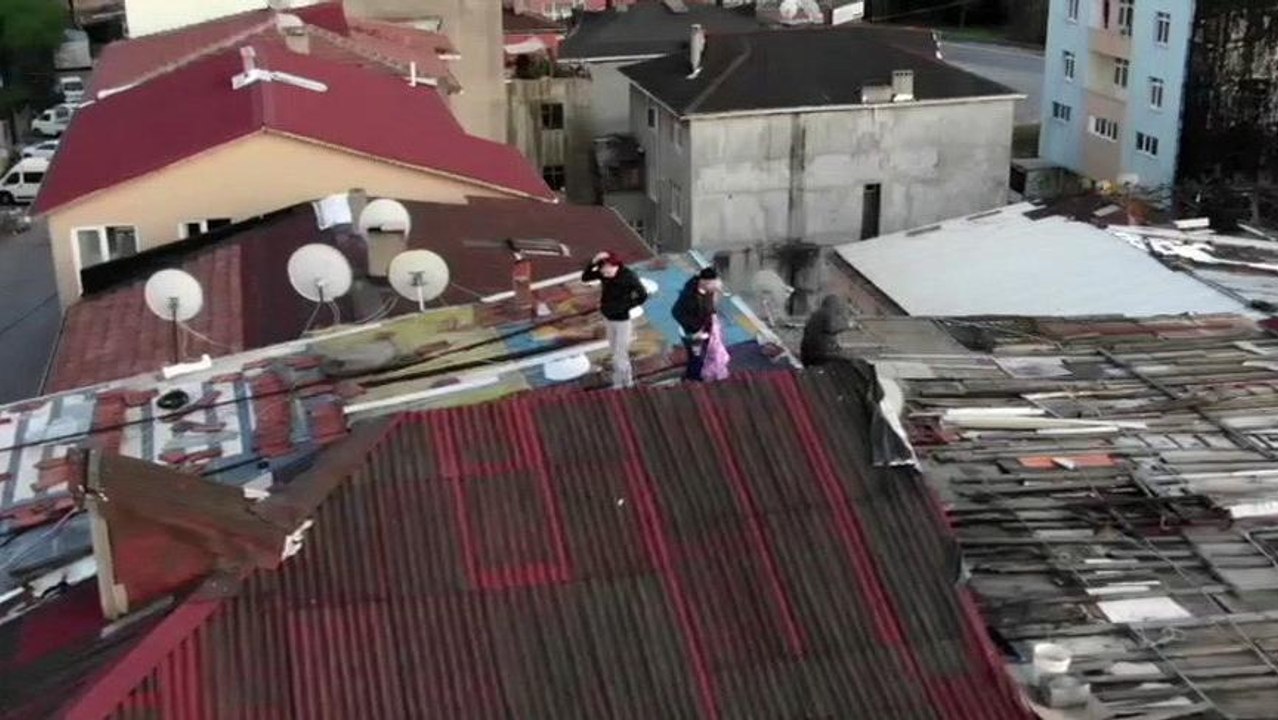 Çatıdaki gençlere dronela polis anonsu